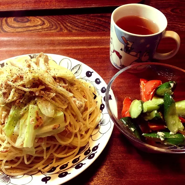 11/20晩御飯  キャベツとキノコとツナとアンチョビスパゲティ  きゅうりと人参の塩麹和え  ＊明日も何がしかのキャベツ料理の予定＊|yukiyamasakiさん