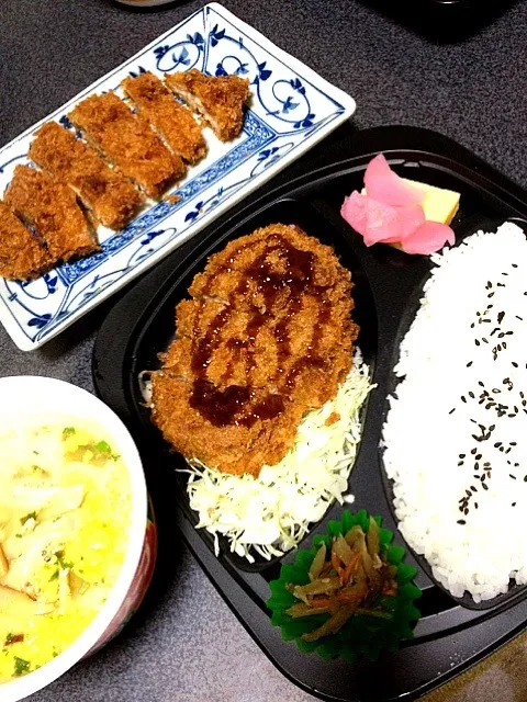 #夕飯  トライアルのメンチカツ弁当、半額とんかつ、たまごワンタンスープ。昼もメンチ食べたんだけどもね|ms903さん