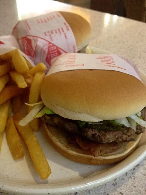 Fat burger with extra fat fries|😜🍟🍘🍚🍣💂🍝i like to eatさん