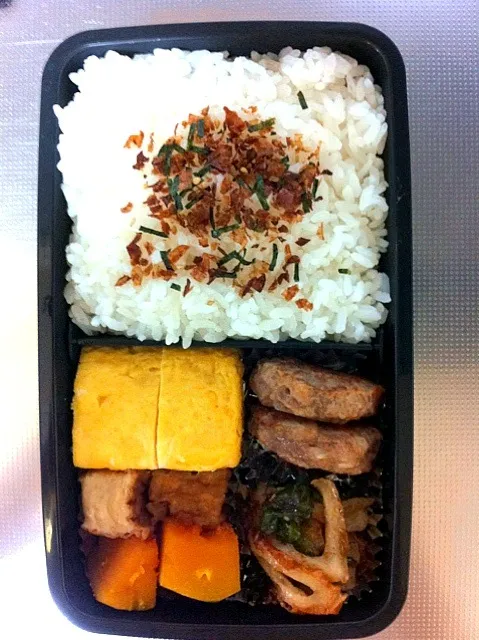 11/21のお弁当  ハンバーグ、ピーマンとちくわの金平、出し巻き、厚揚げとかぼちゃの煮物|由紀子さん