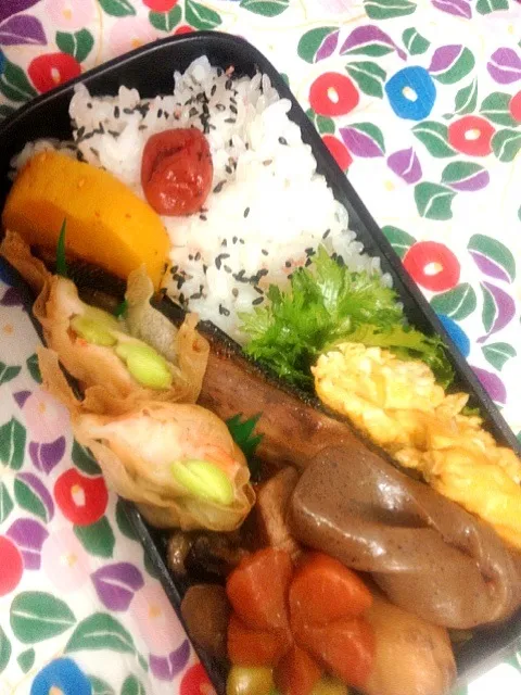 Snapdishの料理写真:鰤の照り焼きと筑前煮弁当|いりごまさん