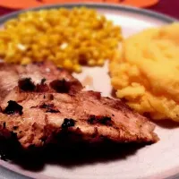 grilled marinated chicken, with mashed potatoes and corn|Ellie Kingsleyさん