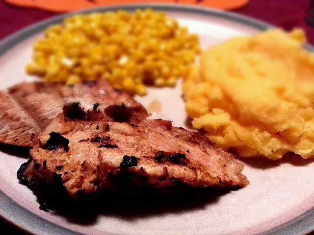 grilled marinated chicken, with mashed potatoes and corn|Ellie Kingsleyさん