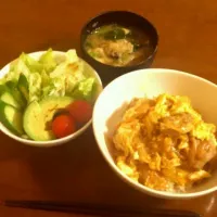 親子丼、椎茸あげ小松菜の味噌汁、サラダ|し！さん