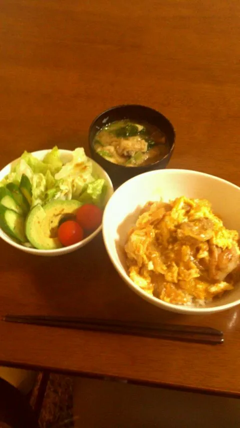 親子丼、椎茸あげ小松菜の味噌汁、サラダ|し！さん