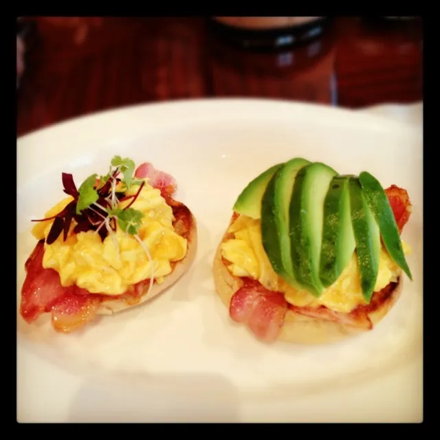 Four Seasons Hotel - Scrambled eggs on English muffin with Bacon and Avocado|sweeettooothさん