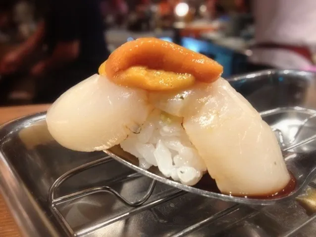 Snapdishの料理写真:scallop uni sushi|willzさん