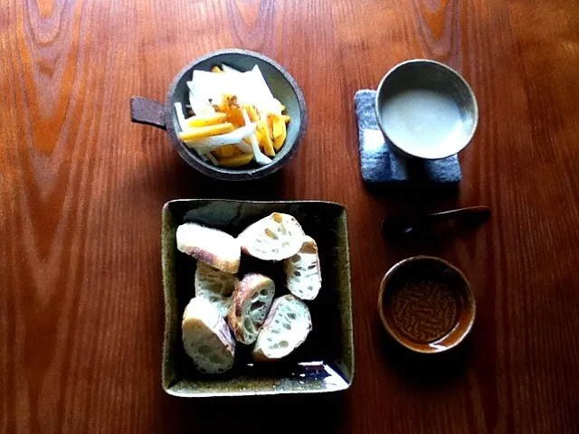 朝ご飯:大根と柿のサラダ バゲット 豆乳ミルクティー|ヤマモトショウコさん