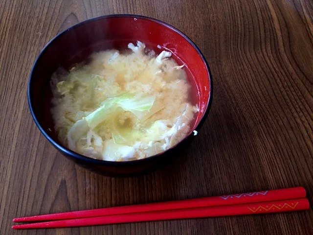 卵とキャベツの味噌汁|はゆきちさん