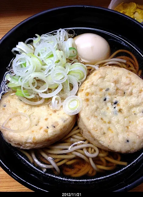 立川駅の 『おでんそば(がんも+玉子)』|かずひこさん