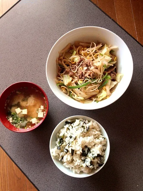 ソース風味の野菜たくさん野菜炒め、わかめご飯、お豆腐の味噌汁|伊藤 雅典さん