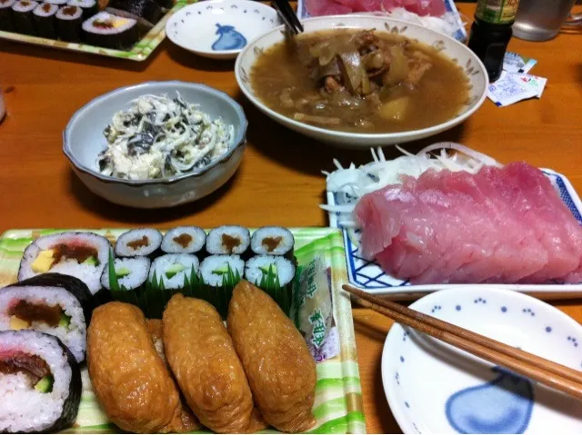 本日の晩ごはん♪残り物肉じゃがと作り置き春雨サラダ、見切りの刺身に値引きされた助六弁当|あられさん