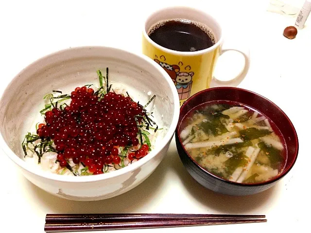 Snapdishの料理写真:いくら丼と大根のおみそ汁|みかさん