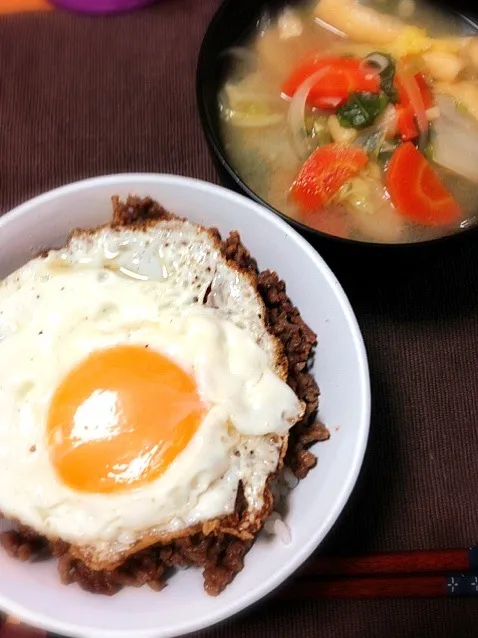 牛そぼろ丼と具沢山みそ汁|タカハシ ミカさん