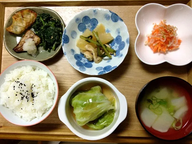 ♢和風ロールキャベツ、かぶの味噌汁、紅白なます、かぶと油揚げ煮、塩サバ、揚げ餃子、大根葉の胡麻和え|aomikoさん