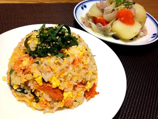 焼き鮭と大葉の和風チャーハンと塩麹の肉じゃが(^-^)/|みにさん