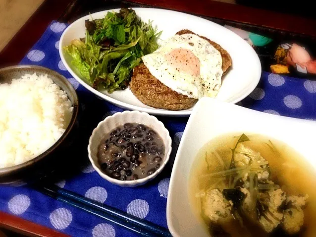 月見ハンバーグ、鶏だんごスープの残り、サラダ、ブラジル料理の小鉢|ハルさん