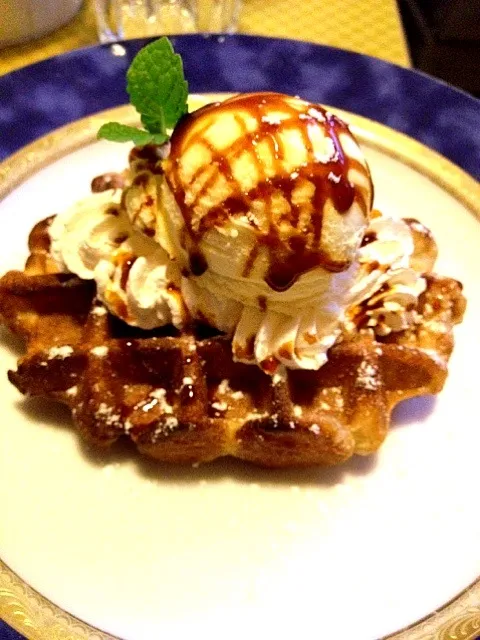 Snapdishの料理写真:Caramel waffle for my midsnack:)Wala ng pglagyan!hahaha:)|Dezza Tsuchiyaさん