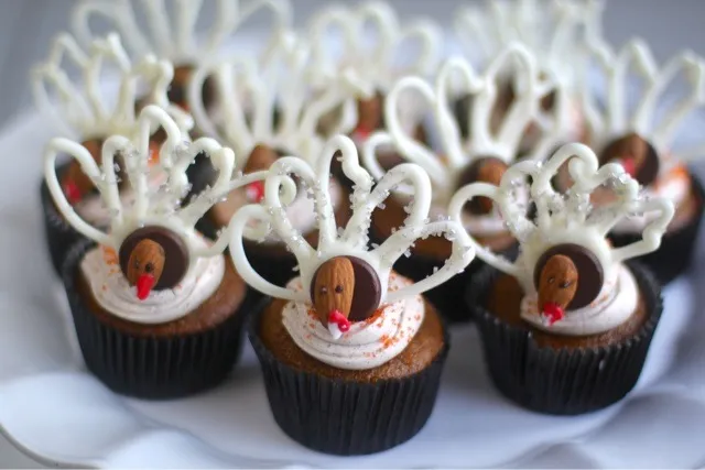 Brown butter pumpkin cupcakes with cinnamon buttercream frosting! Fiercefoodie.com|zina jacksonさん