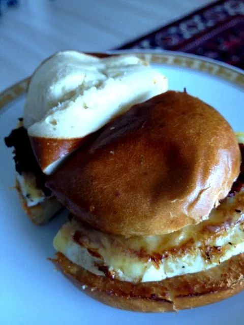 Egg sandwich on pretzel bread|lauren shannonさん