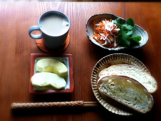 朝ご飯:ベトナムなます風サラダ カンパーニュ 豆乳ミルクティー りんご|ヤマモトショウコさん