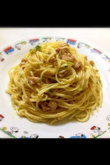 Snapdishの料理写真:Fedelini aglio olio e peperoncino pollo pelle pieno|nofishさん