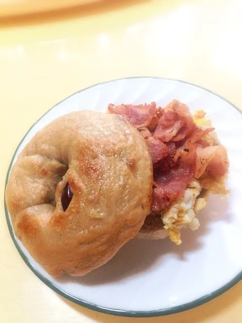 (Genki Japanese Bagel) Cranberry bagel sandwich with bacon and egg|genki-japaneseさん