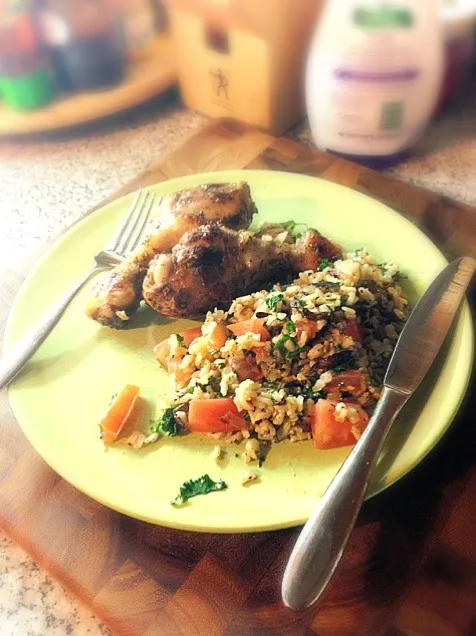 Jerk chicken drumsticks w/ stir fry brown rice, kale and tomatoes|Gajanさん