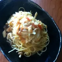 桜えびとキャベツのパスタ🍝しめじとプチトマを入れて。味は醤油と柚子こしょう🎵|りこさん