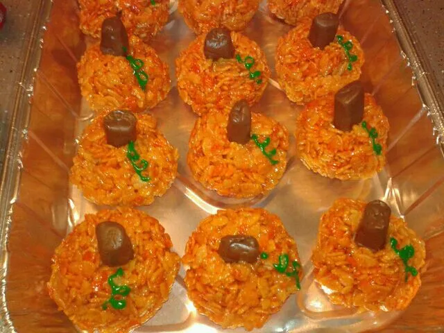 pumpkin shaped rice krispie treats|victoriaさん