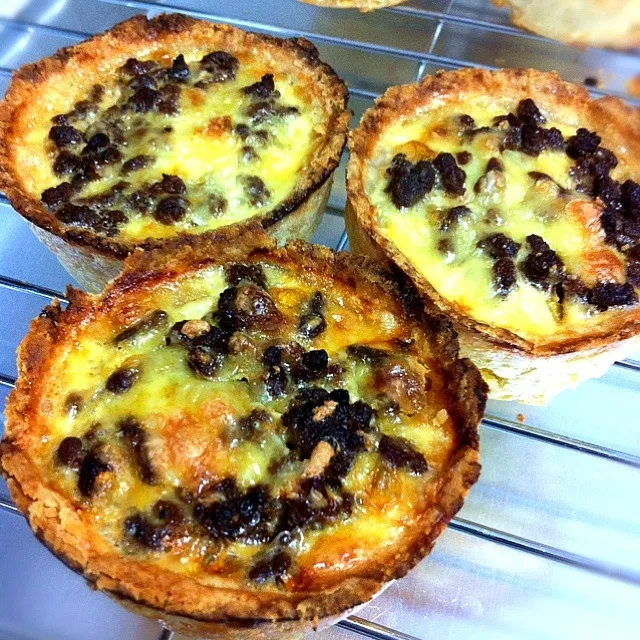 Snapdishの料理写真:Quiche with beef, onion n capsicum|shirlynさん