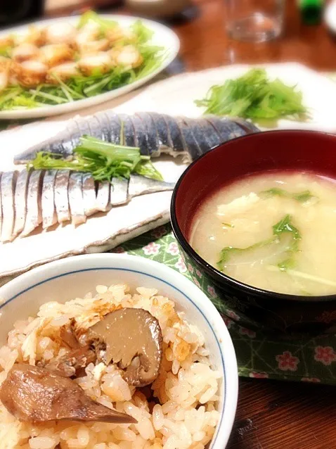 松茸ご飯、玉ねぎの味噌汁、シメサバ、ホタテのサラダ|えいみさん