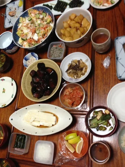 Snapdishの料理写真:茄子の味噌煮、じゃがいもの甘辛煮、野菜とシーチキンの塩麹和え、茶飯、小松菜と豆腐の味噌汁、鮭のムニエル|Mitsuko Ogakiさん