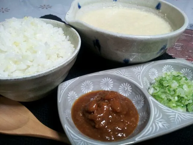 きび御飯とろろかけ(しょうゆ豆と葱のせ)|じゃっきーさん