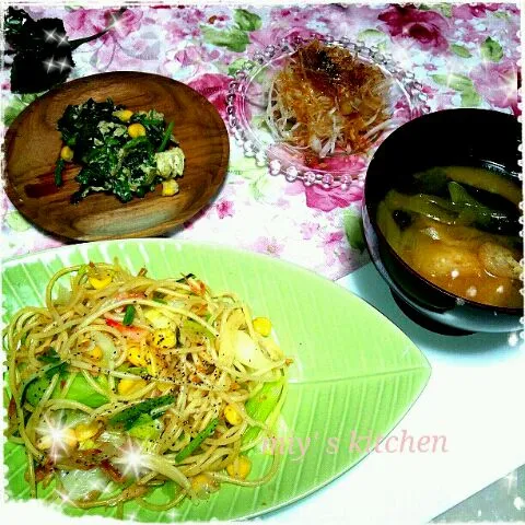 ☆11/22　dinner☆

＊きゃべつと桜えびのﾊﾟｽﾀ(ほうれん草、ｺｰﾝ、玉ねぎ)
＊ほうれん草とｺｰﾝの炒めもの
＊大根おかかｻﾗﾀﾞ
＊お味噌汁(玉ねぎ、ねぎ、油揚げ、わかめ)|みぃにゃんさん