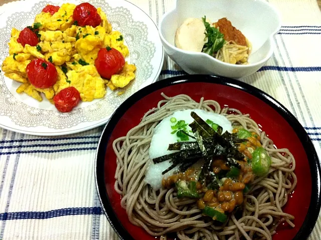 冷やしオクラ納豆とろろ蕎麦・鶏肉えのき水菜さつま揚げさっと煮トマト卵ガーリック炒め|まーままさん