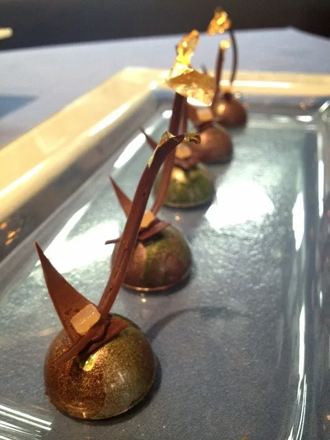 Chocolate bon bon: Dark chocolate with pistachio ganache|Prae~*さん