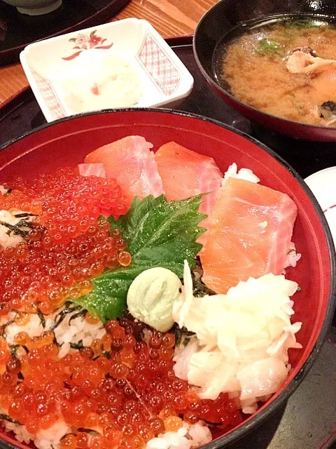 たっぷりイクラとサーモンの親子丼|かなさん