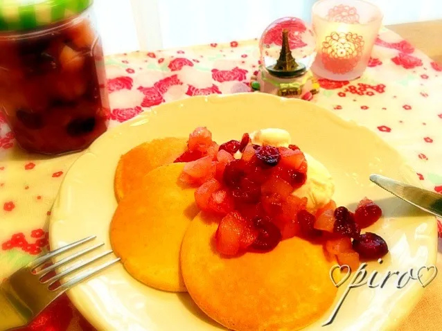 米粉のパンケーキ 林檎とクランベリーのコンポート＆mowのクリーミーチーズアイス添え  Rice flour pancakes.
Compote and served with creamy cheese and cranberry apple ice|ピロさん