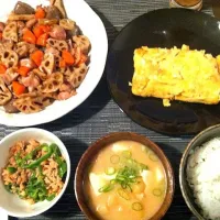 レンコンとにんじんと鶏肉とコンニャクの煮物、出し巻き卵、ピーマンツナ炒め、豆腐と揚げのお味噌汁|いもーとさん