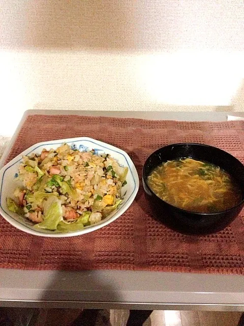 Snapdishの料理写真:醤油チャーハン＆たまごスープ|たにあかねさん