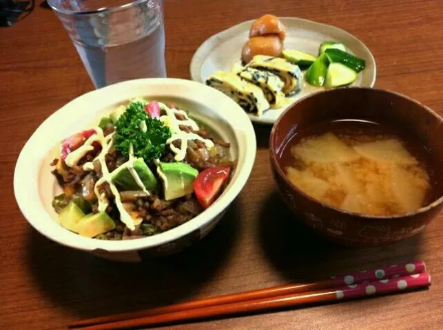 アドカドとトマトのそぼろ丼|もえちゃんさん