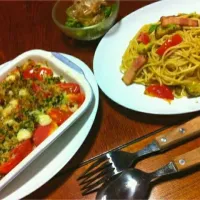 Snapdishの料理写真:厚切りベーコンと夏野菜のパスタ×トマトとハーブのオーブン焼き|もえちゃんさん