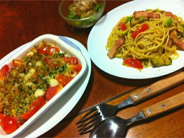 厚切りベーコンと夏野菜のパスタ×トマトとハーブのオーブン焼き|もえちゃんさん