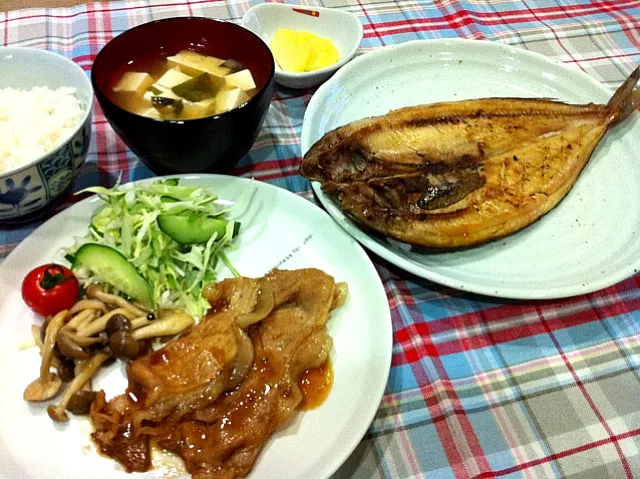 Snapdishの料理写真:豚生姜焼き・ホッケ干物・沢庵・豆腐わかめ味噌汁|まーままさん