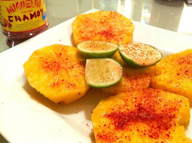 Piña con chamoy (pineapple with sweet-sour-spicy pickled apricot)|Jorge Bernal Márquezさん