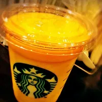 Snapdishの料理写真:スタバのマンゴーパッションティーフラペチーノのパッションティー無しホワイトモカシロップ追加|Shun Shimizuさん