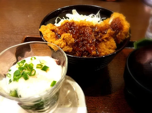 チキンカツ丼とばくだん小鉢|mimikoさん