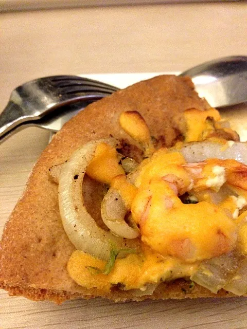 Snapdishの料理写真:homemade wholemeal seafood pizza|hweeyhさん