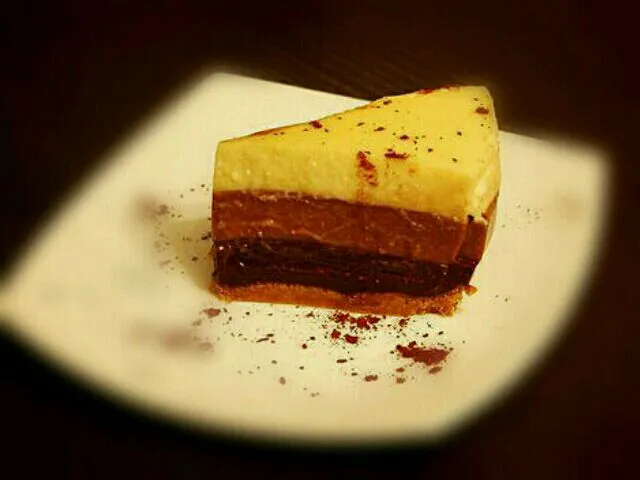 Snapdishの料理写真:Pastel de tres chocolates|yolandaさん